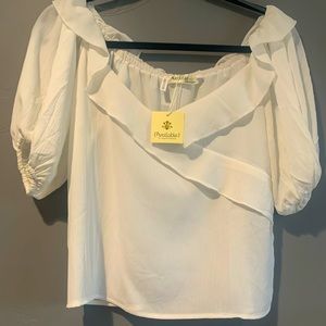 Blouse with small ruffles on shoulders🤍